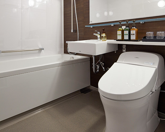 上質なバスルームとゆとりある洗面スペース